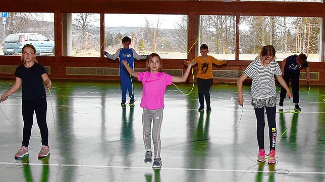Schüler der 4. Klasse der Grundschule Höchenschwand bei sportlichen Übungen mit dem Seil. Foto: Stefan Pichler