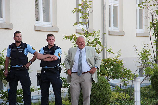AfD-Sprecher Walter Schwaebsch sieht sich die Demonstration vor dem RIZ an.