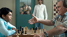 Hat Fahim (Assad Ahmed, links) beim Schach eine Chance gegen Sylvain (Gérard Depardieu)? Im Hintergrund beobachtet sein Vater Nura ...