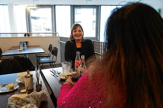 Heike Friedlin und Maria F. in einem Café in Lörrach. Sie lachen viel.