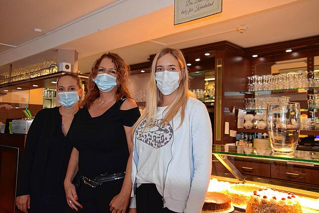 von links: Die beiden Mitarbeiterinnen Jennifer Platzk und Michaela Schrobenhauser mit Franziska Dammert, Tochter des Betreibers Arwed ...
