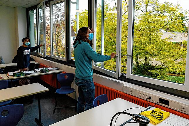 Das regelmäßige Öffnen der Fenster gehörte im Oktober 2020 zu den Corona-Auflagen. Möglicherweise werden die Schulen auch 2021 wieder ...