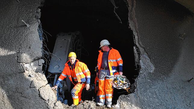 Ist das jetzt der Durchbruch? Unser Bild entstand 2018 beim Durchstich des A98-Herrschaftsbucktunnels bei Rheinfelden. Viele fragen ...