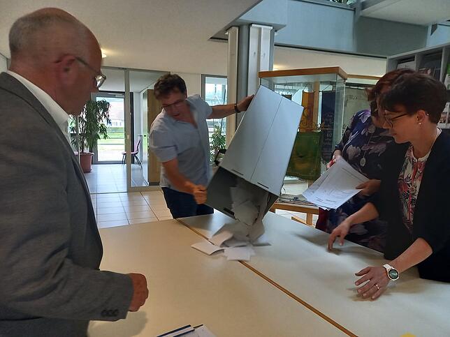 Die Wahllokale in Albbruck sind geschlossen. Die Stimmen werden ausgezählt. Unser Bild enstand im Wahllokal im Rathaus und zeigt (von ...