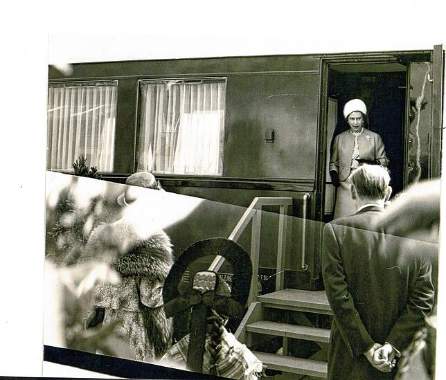 Königin Elisabeth steigt am 22. Mai 1965 in Salem aus dem Sonderzug.