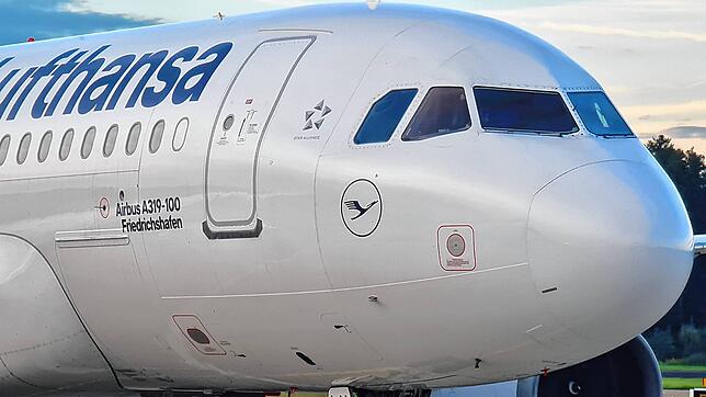 Der Airbus A139 &bdquo;Friedrichshafen&ldquo; auf Stippvisite in seiner Patenstadt am Bodensee. An Bord: Besucher der Fachmesse Fakuma.