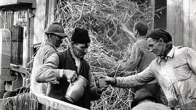 Jakob Tuggener, Dreschmaschine im Tösstal, 1950er-Jahre.