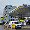 Ungefähr dort, wo zwischen Geschäftshaus und Eni-Tankstelle an der Reichenaustraße ein silbernes Fahrzeug steht, fielen am 7. Juli 2024 ...