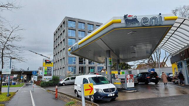 Ungefähr dort, wo zwischen Geschäftshaus und Eni-Tankstelle an der Reichenaustraße ein silbernes Fahrzeug steht, fielen am 7. Juli 2024 ...