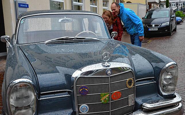 Was für ein Auto, dieser Mercedes-Benz 220 s, Baujahr 1963, mit Heckflossen! Christina und Karlheinz Hoher geraten ins Staunen.