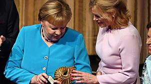 Dass Julia Klöckner extra von Berlin nach Baden-Baden gekommen ist, rechnet ihr Angela Merkel hoch an.