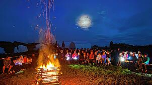 Am Mottotag „Schmotzge Dunnschtig“ wurde abends eigens ein Funken vor den mehr als 120 Kindern abgebrannt. Foto: Zeltlager Mimmenhausen