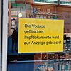Ein Hinweiszettel am Eingang der Villinger Paradies-Apotheke soll Betrüger von vorneherein abschrecken.