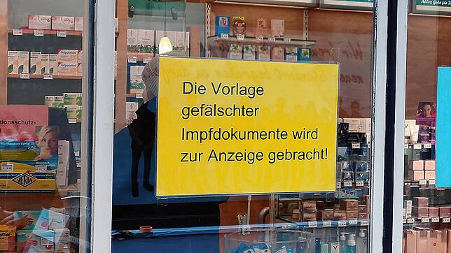 Ein Hinweiszettel am Eingang der Villinger Paradies-Apotheke soll Betrüger von vorneherein abschrecken.