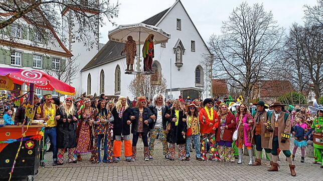 Ein Rathaussturm zum Schunkeln schön: In der ersten Reihe hatten die Oberteuringer Gemeinderäte im Hippiekostüm ihren Spaß bei der ...