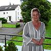 Sabine Bürk auf ihrem Balkon in Wollmatingen. Spätfolgen ihrer Corona-Erkrankung spürt sie noch immer.