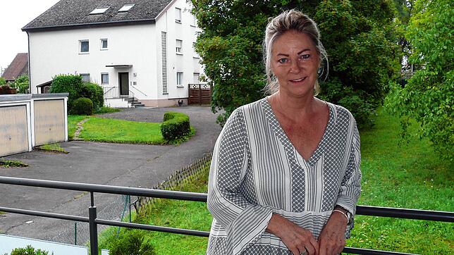 Sabine Bürk auf ihrem Balkon in Wollmatingen. Spätfolgen ihrer Corona-Erkrankung spürt sie noch immer.