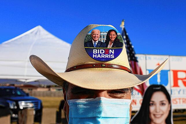 Tito Mata trägt einen Biden-Harris-Button an seinem Hut während er noch vor dem Wahllokal in Brownsville Wahlkampf betreibt