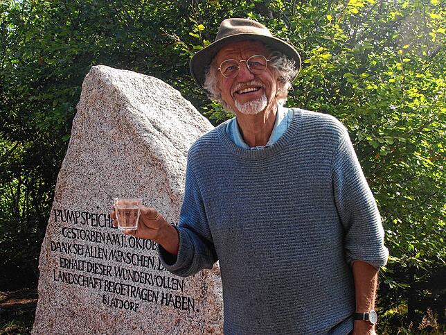 Michael Peter von der BI Atdorf und seine Gäste stießen mit Quellwasser auf den neuen Gedenkstein an.
