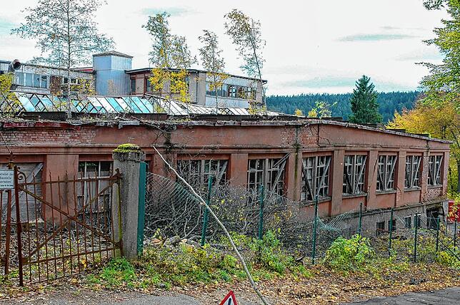 Von dieser Seite aus fällt der Blick auf die ehemalige Maschinenhalle der Firma Heinemann. Das Bild stammt aus 2005.