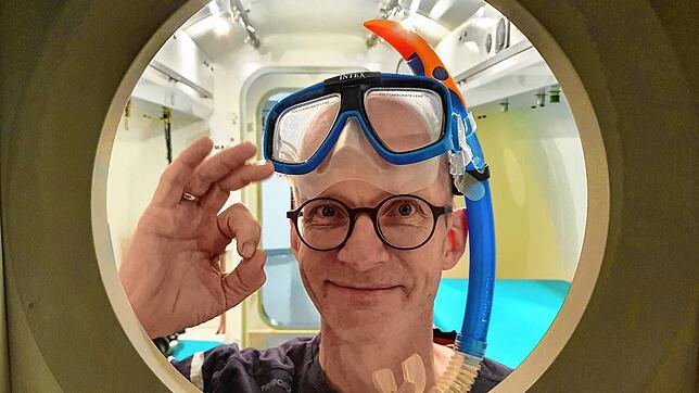 Alles in Ordnung: Stefan Hilser fährt in der Druckkammer des BTSV quasi in 18 Meter Wassertiefe. Das Foto entstand durch eines der ...