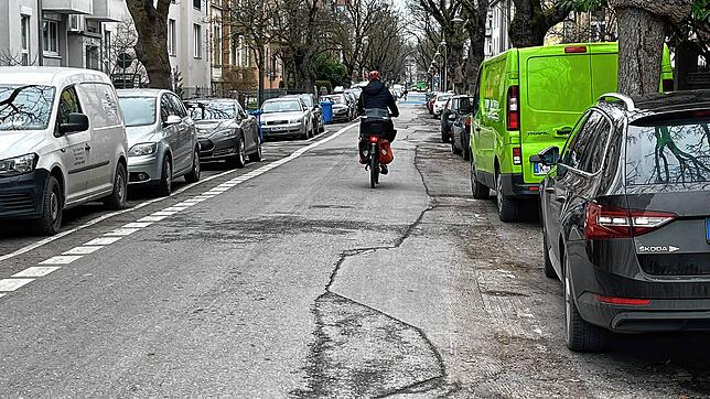 Die Autos rechts dürfen hier in der Schützenstraße nicht mehr stehen. Von den Parkmarkierungen sind zwar noch kleine Reste zu sehen, ...