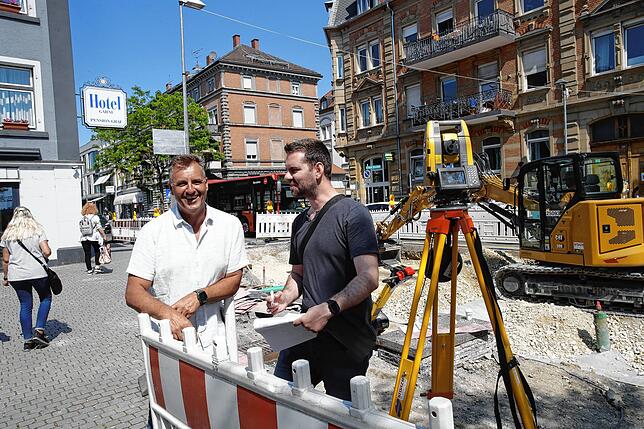 Kurze Baubesprechung in der Bodanstraße: Tiefbauamtsleiter Uwe Kopf (links) und Bauleiter Daniel Held sind zufrieden, wie zügig die ...