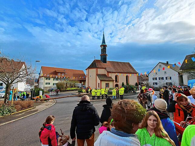Das Narrenvolk wartet, bis das Aufrichten beginnt.