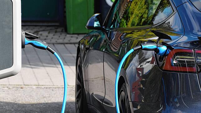 Kommen neuen Ladesäulen für E-Autos in der Bahnhofstraße in die Nähe des Bahnhofs oder doch woanders hin? (Symbolbild)