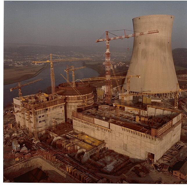 Das Kernkraftwerk Leibstadt ging nach mehrjähriger Bauzeit Ende 1984 in Betrieb. das Foto zeigt den Baufortschritt im Jahr 1981.