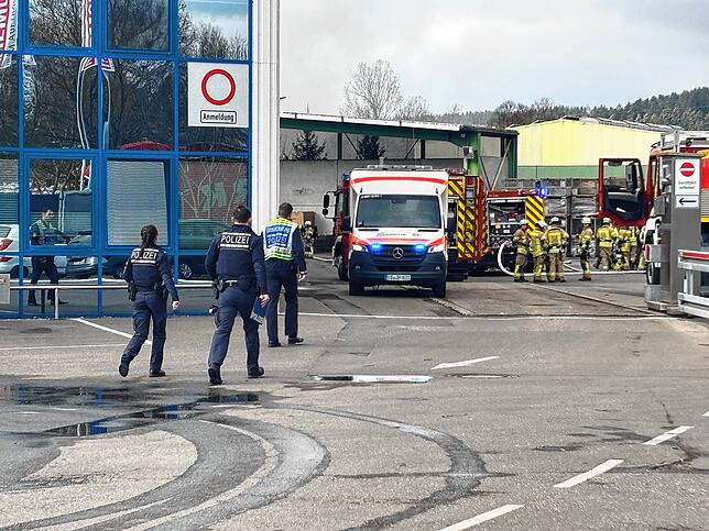 Auch die Polizei ist vor Ort bei dem Brand in Schwenningen.