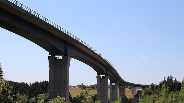 Aus dieser Perspektive sehen die wenigsten Autofahrer die Gauchachtalbrücke bei Döggingen.