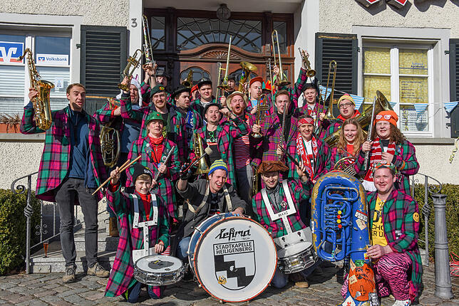 Mit fetziger Musik heizte die Stadtkapelle Heiligenberg die Narrenschar ein.