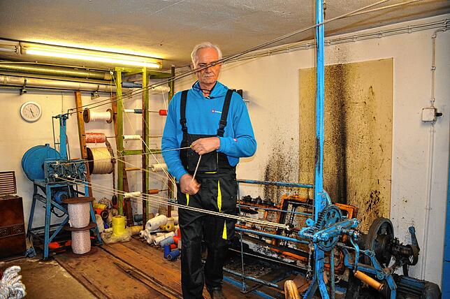 Arbeit an der Abseilmaschine, die schon der Großvater Wilhelm Schneider in seiner Werkstatt hatte.