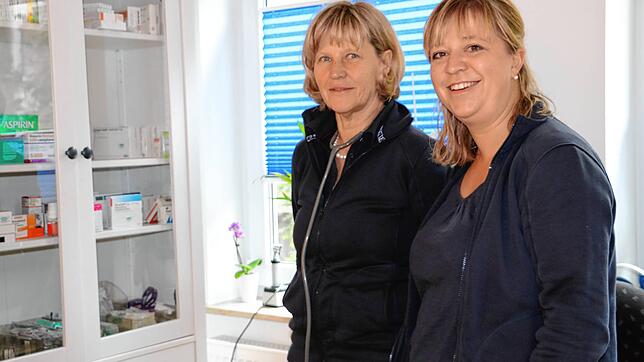 Für die Allgemeinmedizinerin Sarah Schenck (rechts) ist es ein Riesenspagat, Beruf und Familie zu vereinbaren.