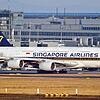 Ein Airbus A380 der Singapore Airlines rollt auf dem Flughafen Frankfurt. Flugreisen in Corona-Zeiten sind kompliziert geworden.