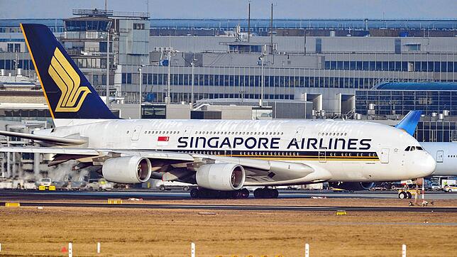 Ein Airbus A380 der Singapore Airlines rollt auf dem Flughafen Frankfurt. Flugreisen in Corona-Zeiten sind kompliziert geworden.
