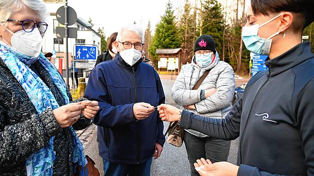 Um unnötiges Warten zu verhindern, werden Nummern an die Impfwilligen vergeben. Die Familie Margot (von links), Henning und Kerrin-Anne ...