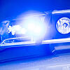 Ein Blaulicht leuchtet an einer Polizeistreife. (Symbolbild)