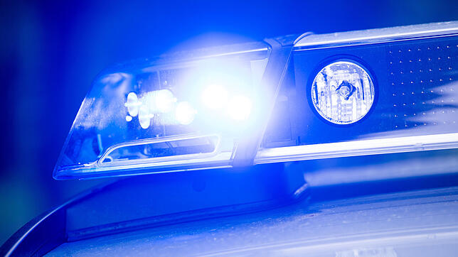 Ein Blaulicht leuchtet an einer Polizeistreife. (Symbolbild)