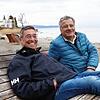 Blick auf einen besonders breiten Uferstreifen: Joachim Meyer (links) und Raimund Wilhelmi auf einem Spaziergang im Uferpark Überlingen. ...