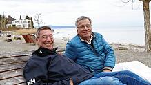 Blick auf einen besonders breiten Uferstreifen: Joachim Meyer (links) und Raimund Wilhelmi auf einem Spaziergang im Uferpark Überlingen. ...