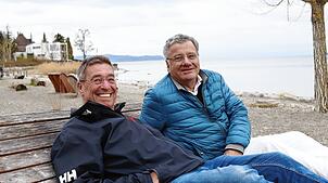 Blick auf einen besonders breiten Uferstreifen: Joachim Meyer (links) und Raimund Wilhelmi auf einem Spaziergang im Uferpark Überlingen. ...