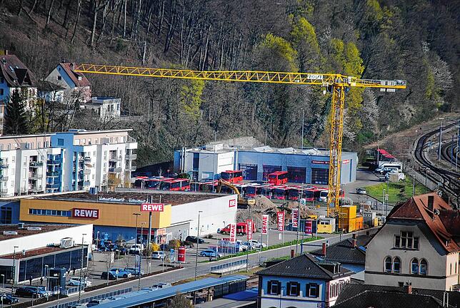 Die Baustelle befindet sich an der Robert-Gerwig-Straße beim Waldshuter Bahnhof zwischen dem Rewe-Einkaufsmarkt und dem Betriebselände ...