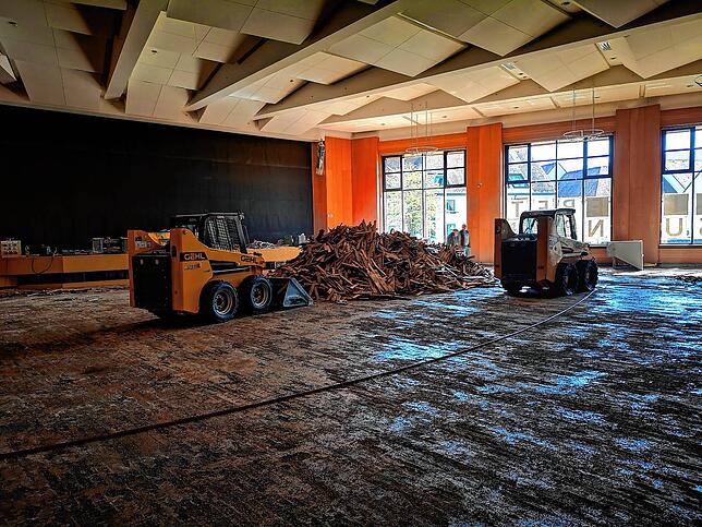 Gleich mit zwei schweren Baggern rückten die Handwerker dem Bodenbelag im Kursaal zu Leibe.