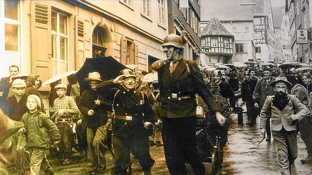 Rosenmontagszug anno dazumal: Der Spaß steht den Narren ins Gesicht geschrieben. Fasnet war schon immer eine tolle Sache.
