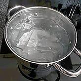 Die Probengläser werden wie beim Marmeladekochen vor Verwendung in heißes Wasser gegeben.