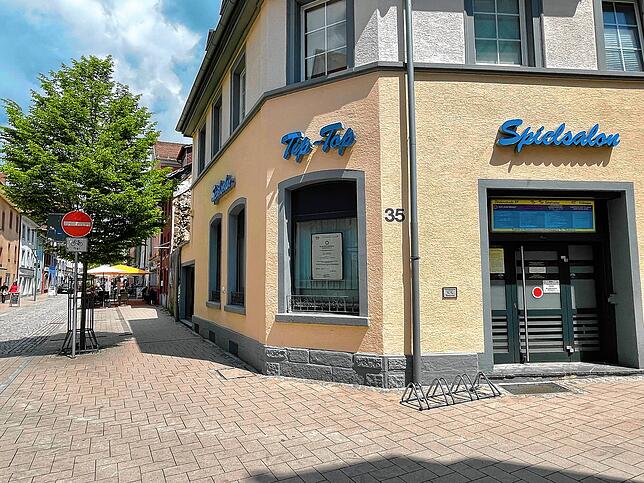 In weniger als 500 Metern Entfernung zur Spielhalle „Flair“ in der Bickenstraße befindet sich das „Tip-Top“ in ...