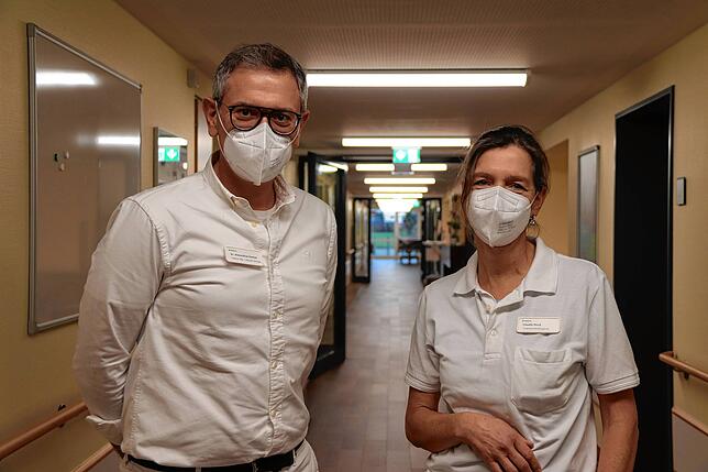 Alexandros Kantas und Claudia Munk in einem Gang vom Helios-Spital.