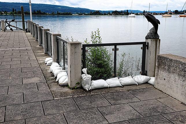 Einige wenige Sandsäcke kommen am Allensbacher Ufer dennoch zum Einsatz. Wasser müssen diese allerdings nicht fernhalten.